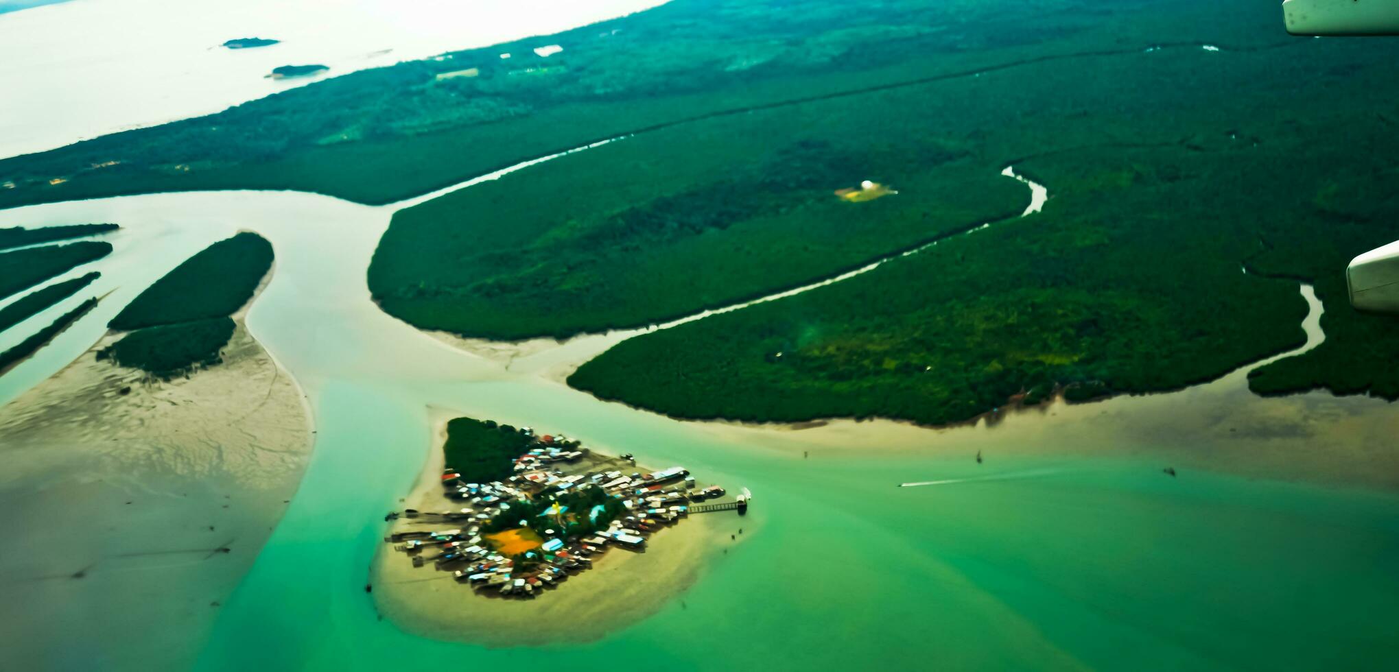 aéreo Visão do a rio dentro a riau ilhas foto