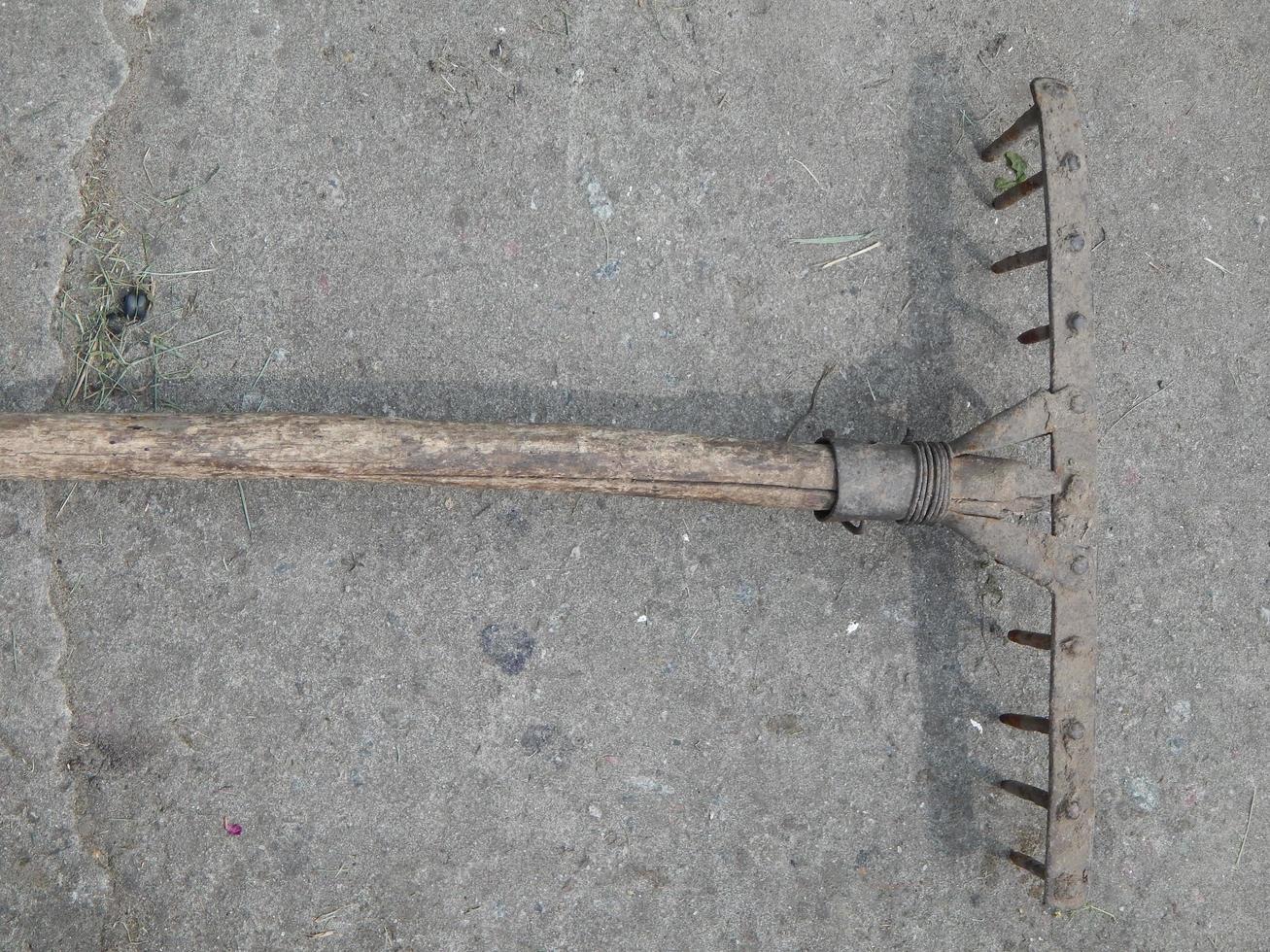 ferramentas de jardim para pá de conserto, ancinho, martelo foto