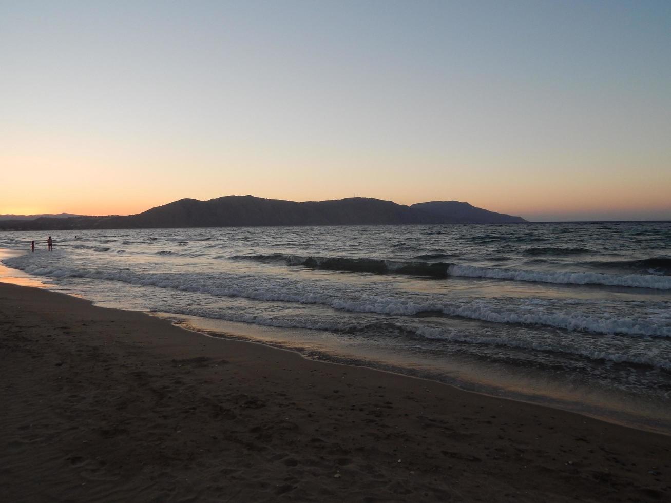 viajar na grécia, na ilha das montanhas de creta e no mar foto