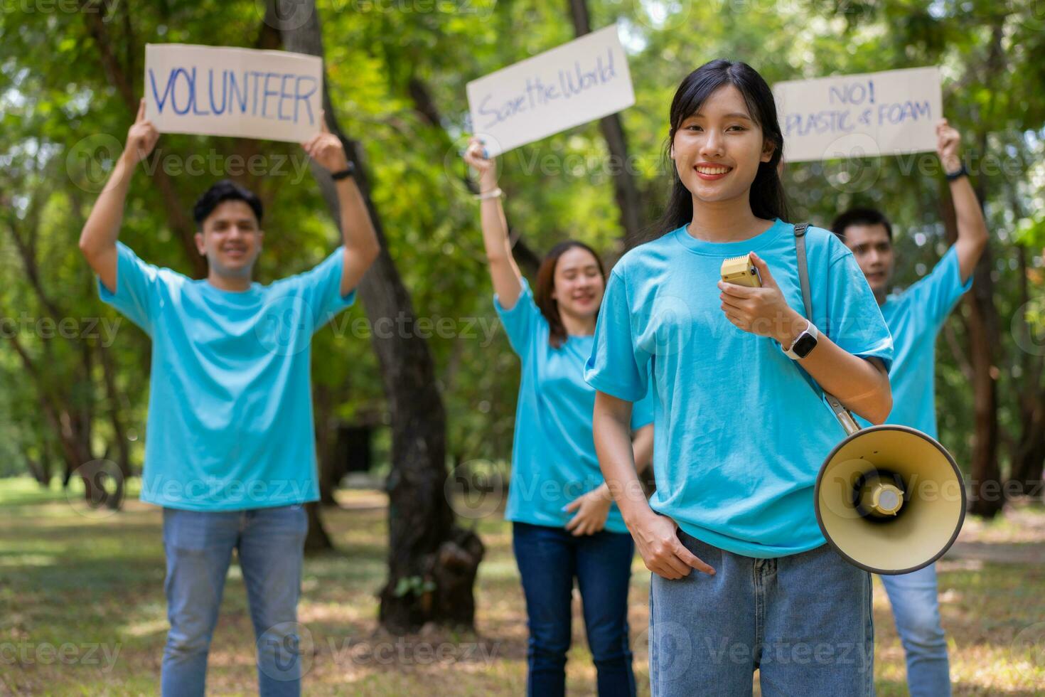 feliz jovem ásia alunos diverso voluntários aguarde uma campanha placa para limpeza dentro a parque, a conceito do de Meio Ambiente conservação em mundo meio Ambiente dia, reciclando, caridade para sustentabilidade. foto