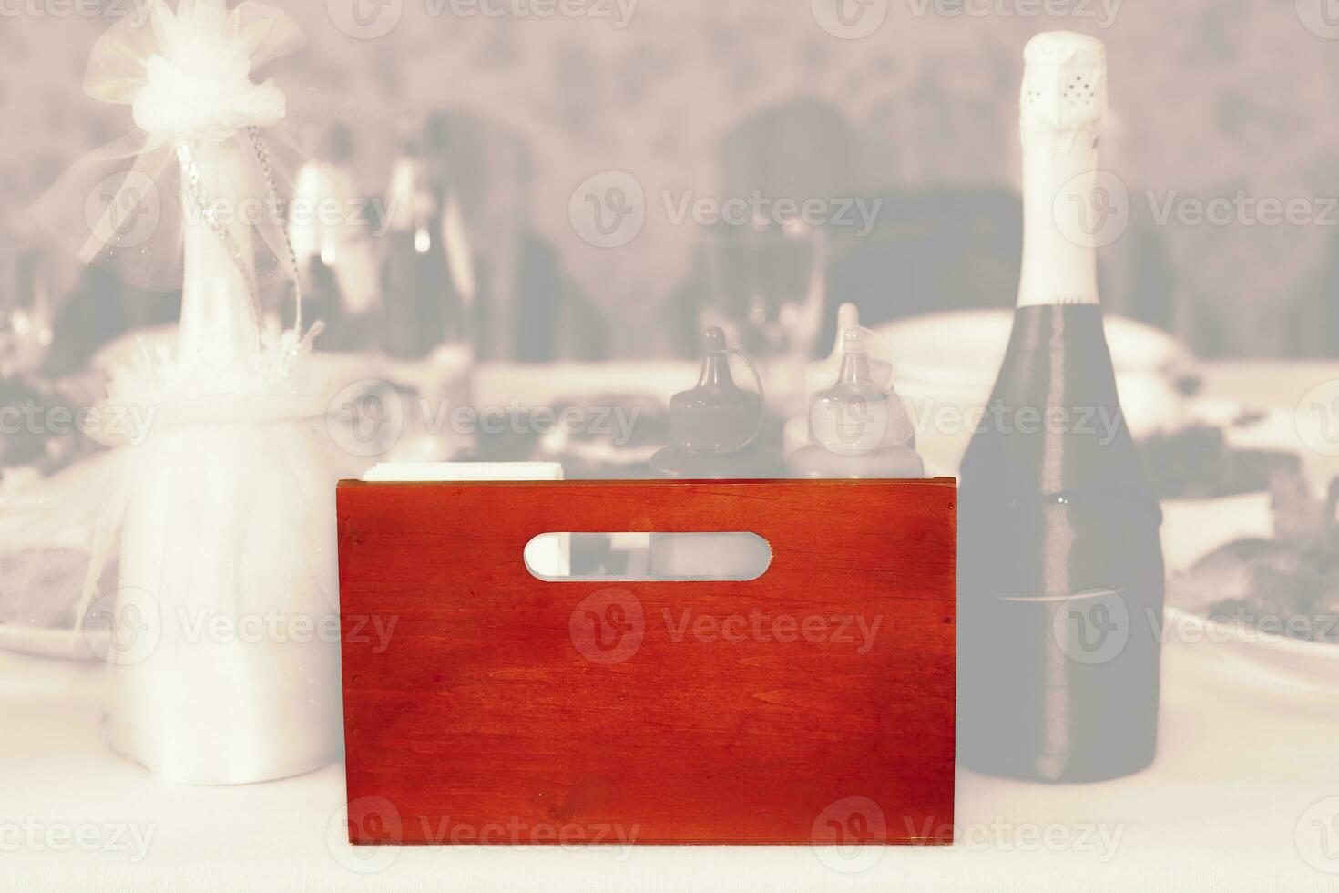 borrado Casamento mesa com champanhe, vermelho borda para inscrição foto
