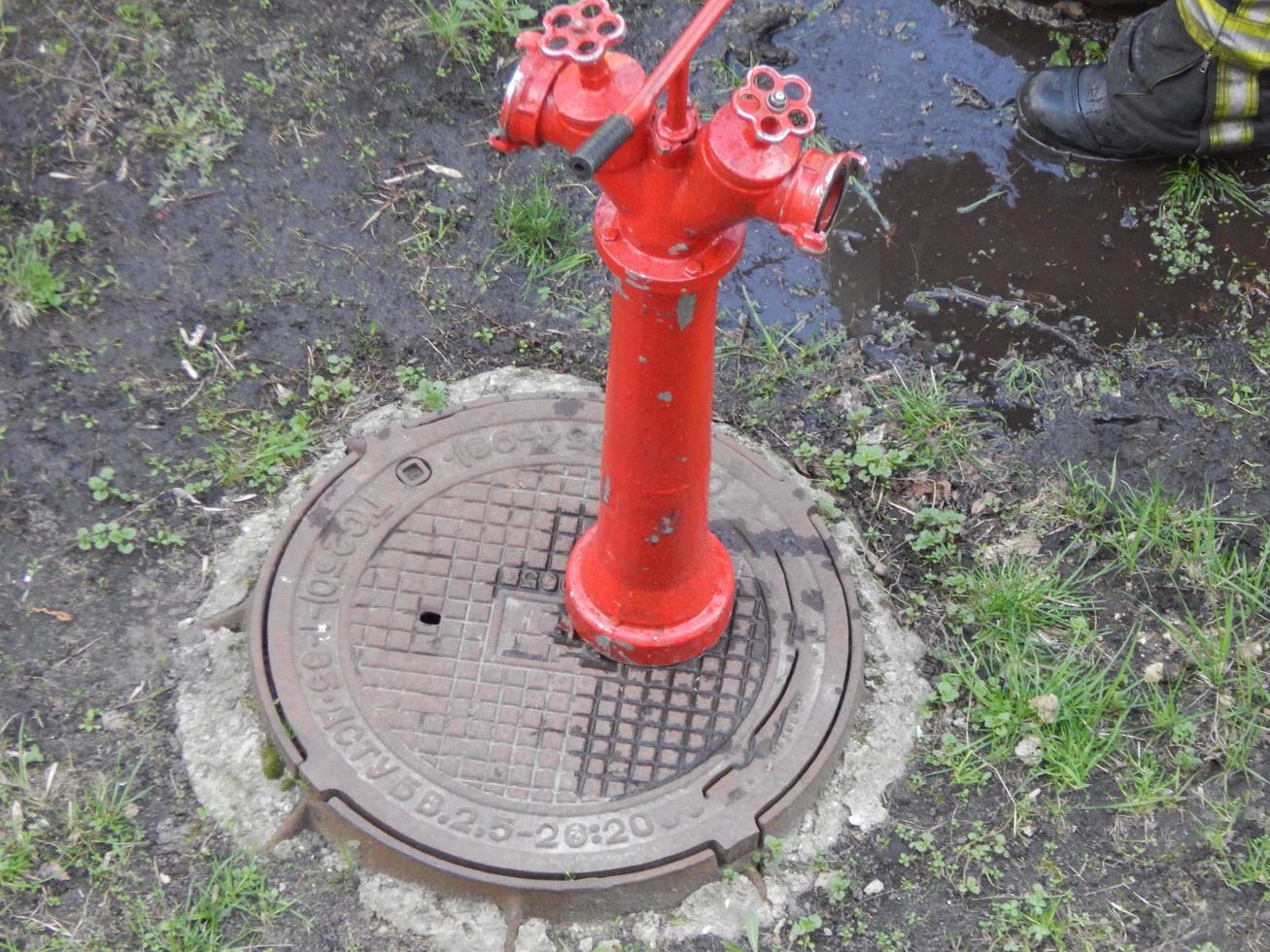 o trabalho dos bombeiros para extinguir os hidrantes foto