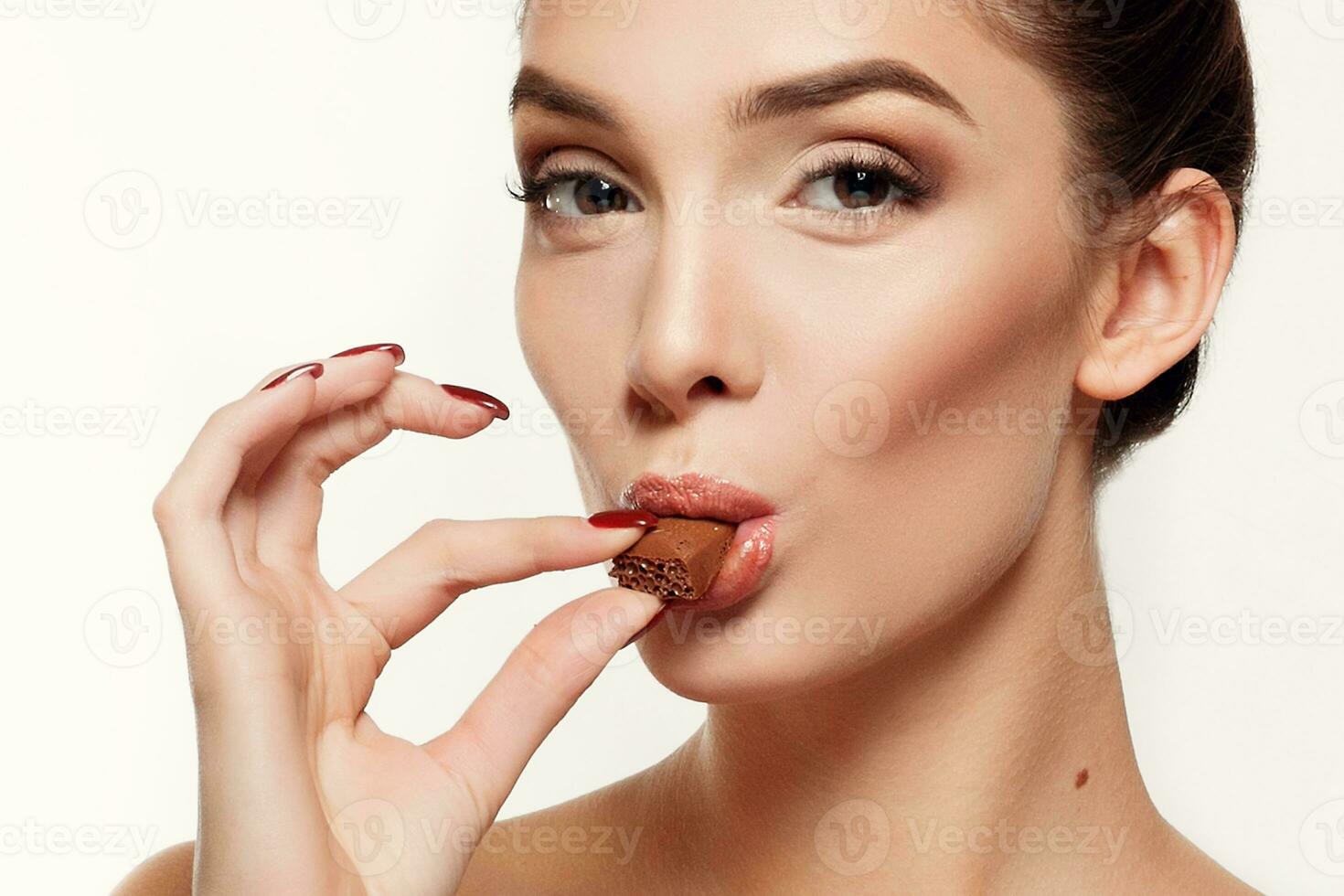 adorável sorridente Adolescência menina comendo chocolate foto