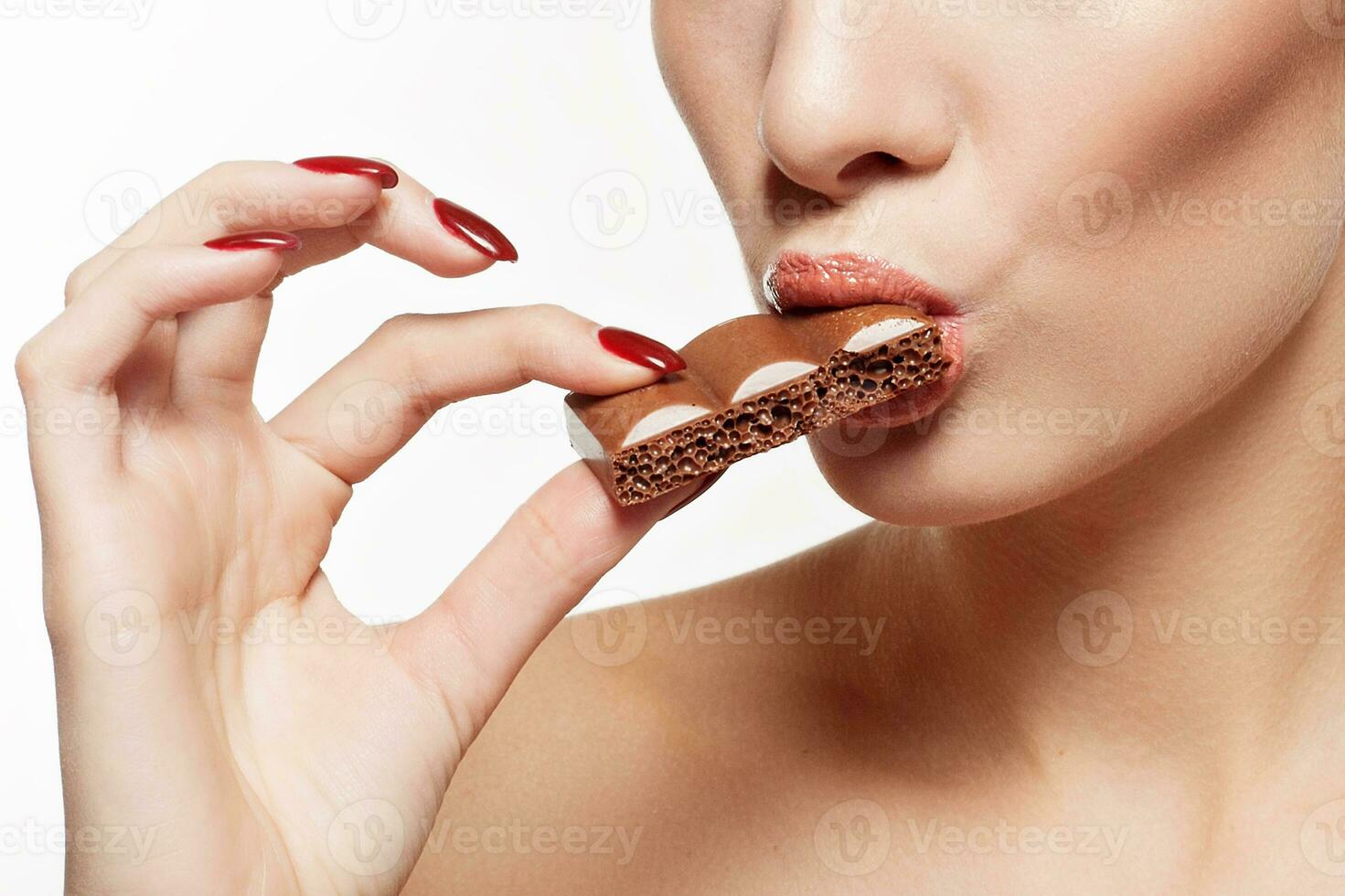 adorável sorridente Adolescência menina comendo chocolate foto