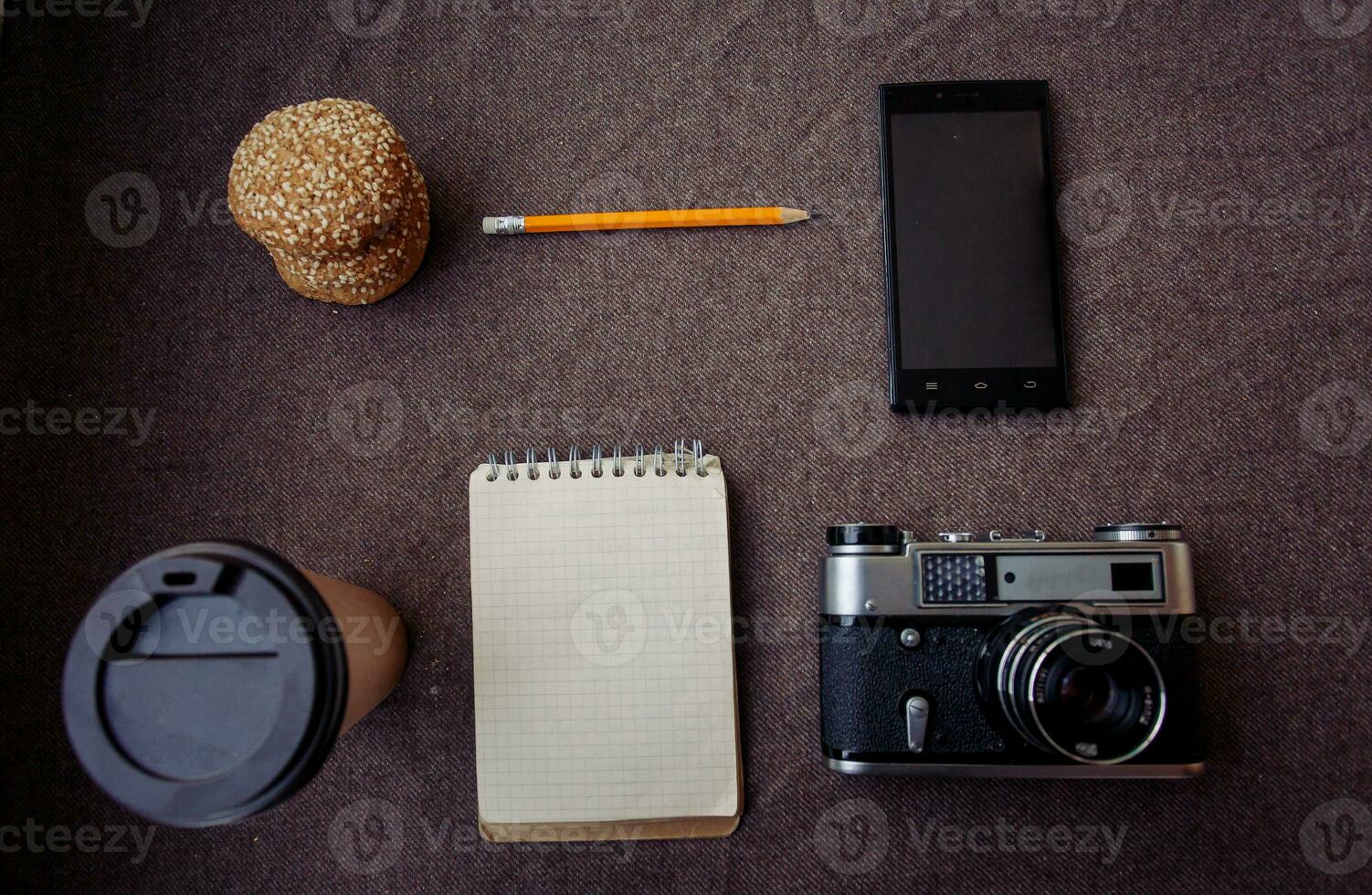 lápis, caderno e papel café copo foto