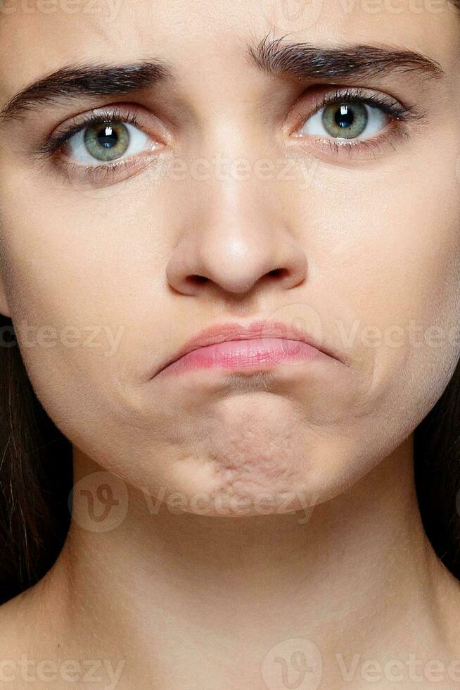 retrato do jovem mulher com chocado facial expressão foto