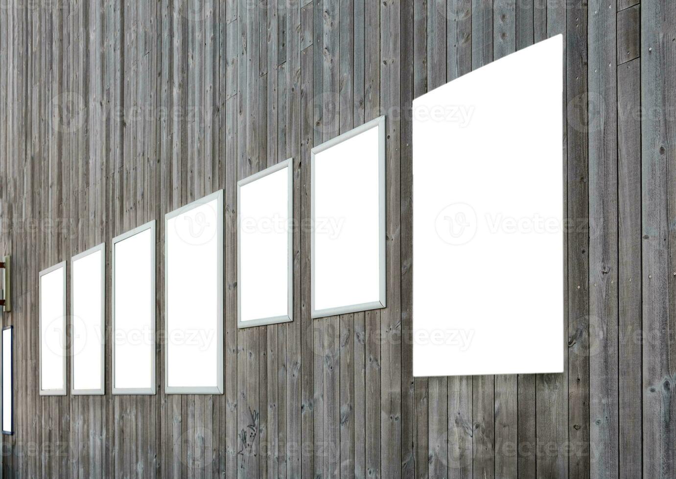 branco em branco de Anúncios Painel publicitário em Sombrio madeira parede fundo foto