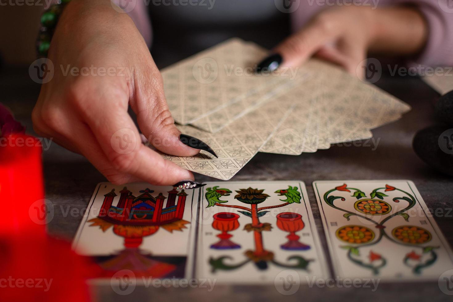 cartomante lendo um futuro com cartas de tarô foto