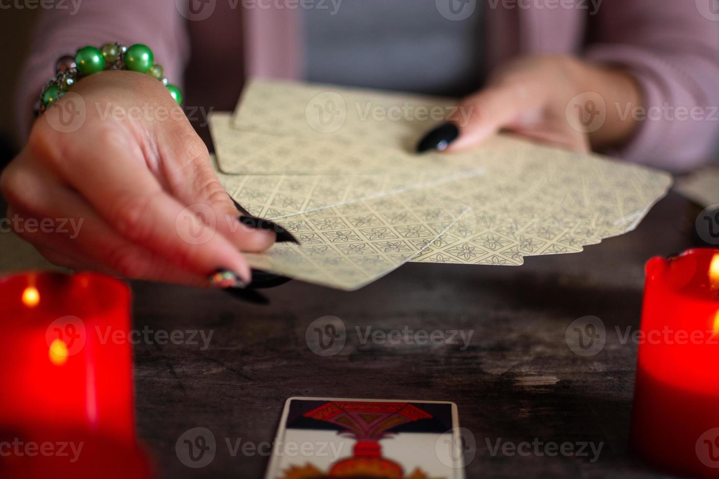 cartomante lendo um futuro com cartas de tarô foto