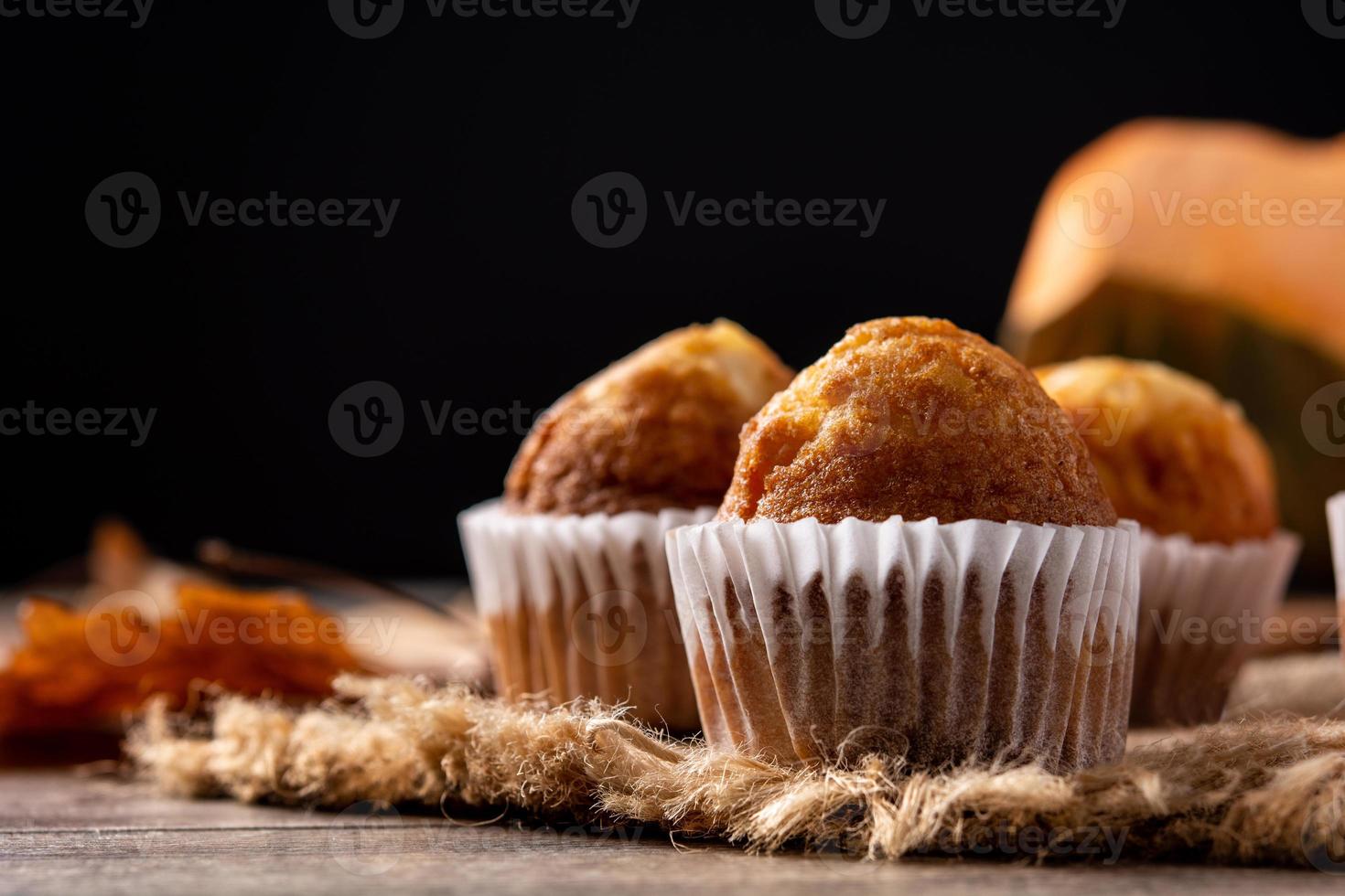 muffins de abóbora na mesa de madeira. comida de outono foto