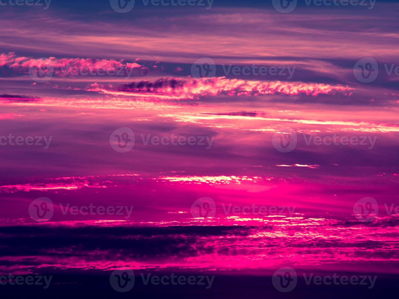 pôr do sol. céu e nuvens azuis e roxos. fundo natural de beleza foto