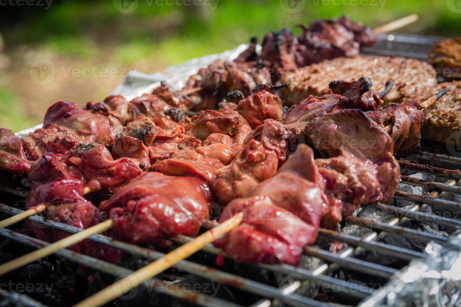 diferentes tipos de carne são cozidos na grelha foto