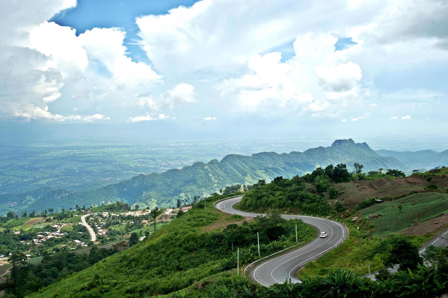 estrada de montanha em uma névoa matinal, um belo fundo natural foto