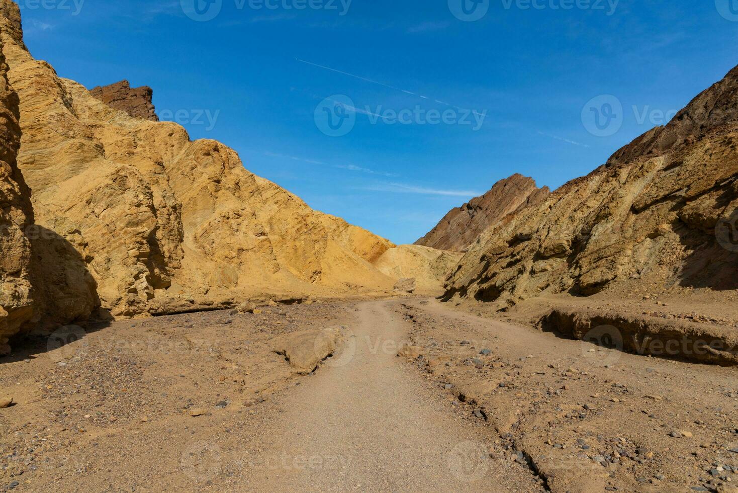 cascalho estrada dentro a desfiladeiro do morte vale foto