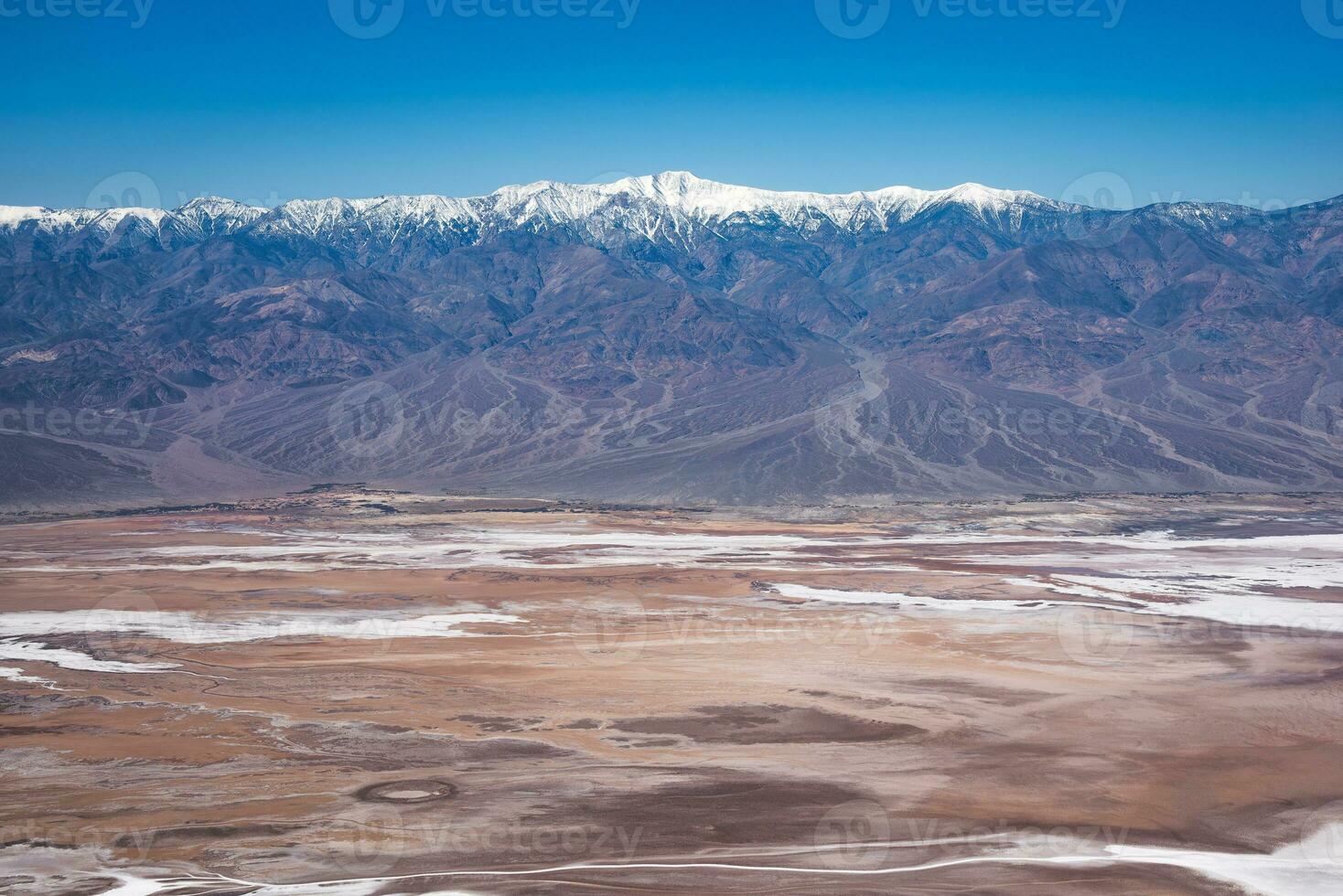 aéreo Visão do uma deserto lago dentro morte vale foto