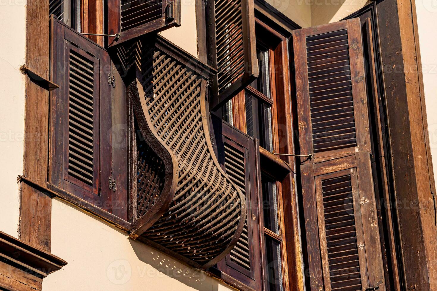 arquitetônico elementos do uma histórico casa, lindo janelas com persianas, persianas e de madeira bares foto