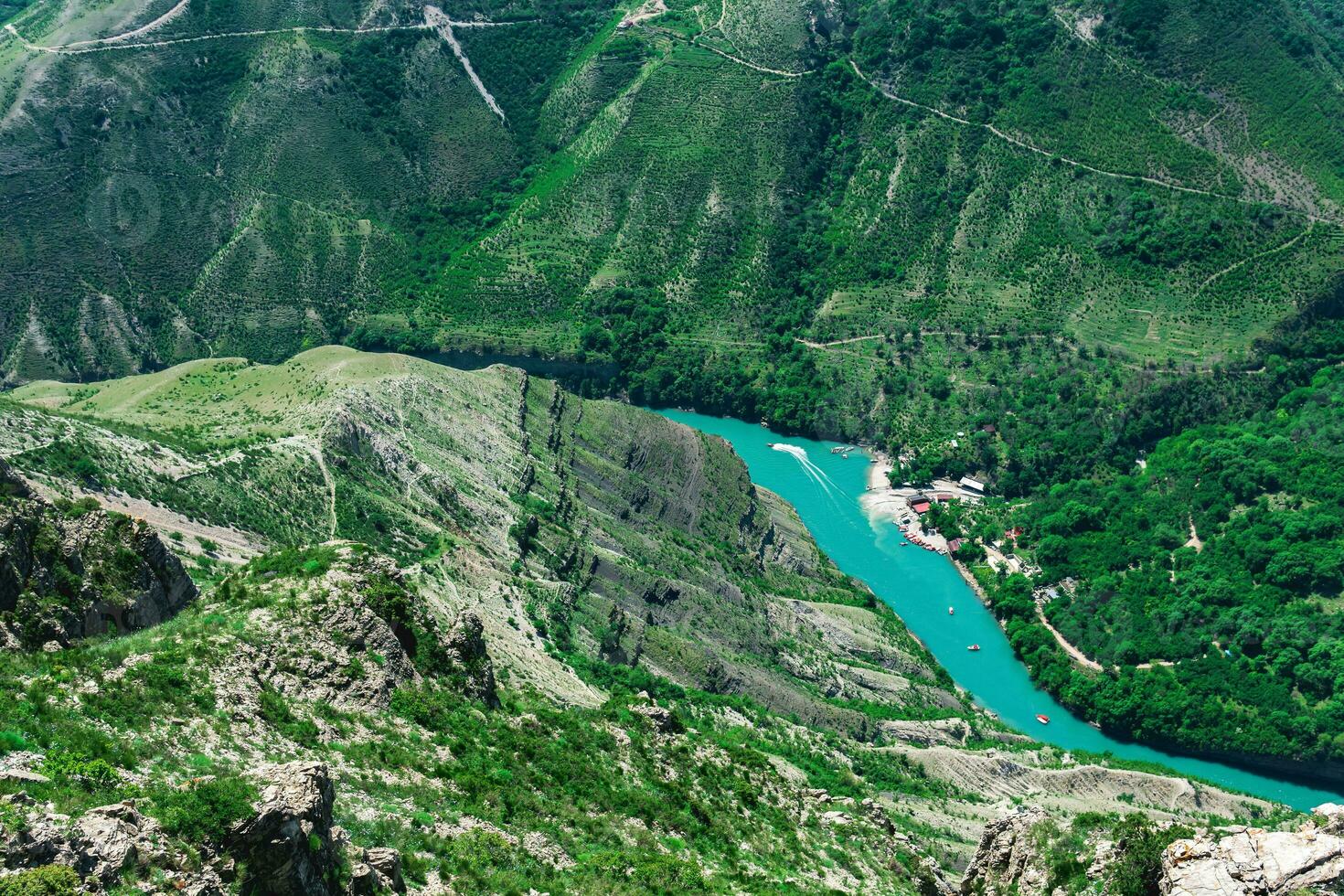 topo Visão do a montanha rio sulak dentro daguestão com barco cais foto