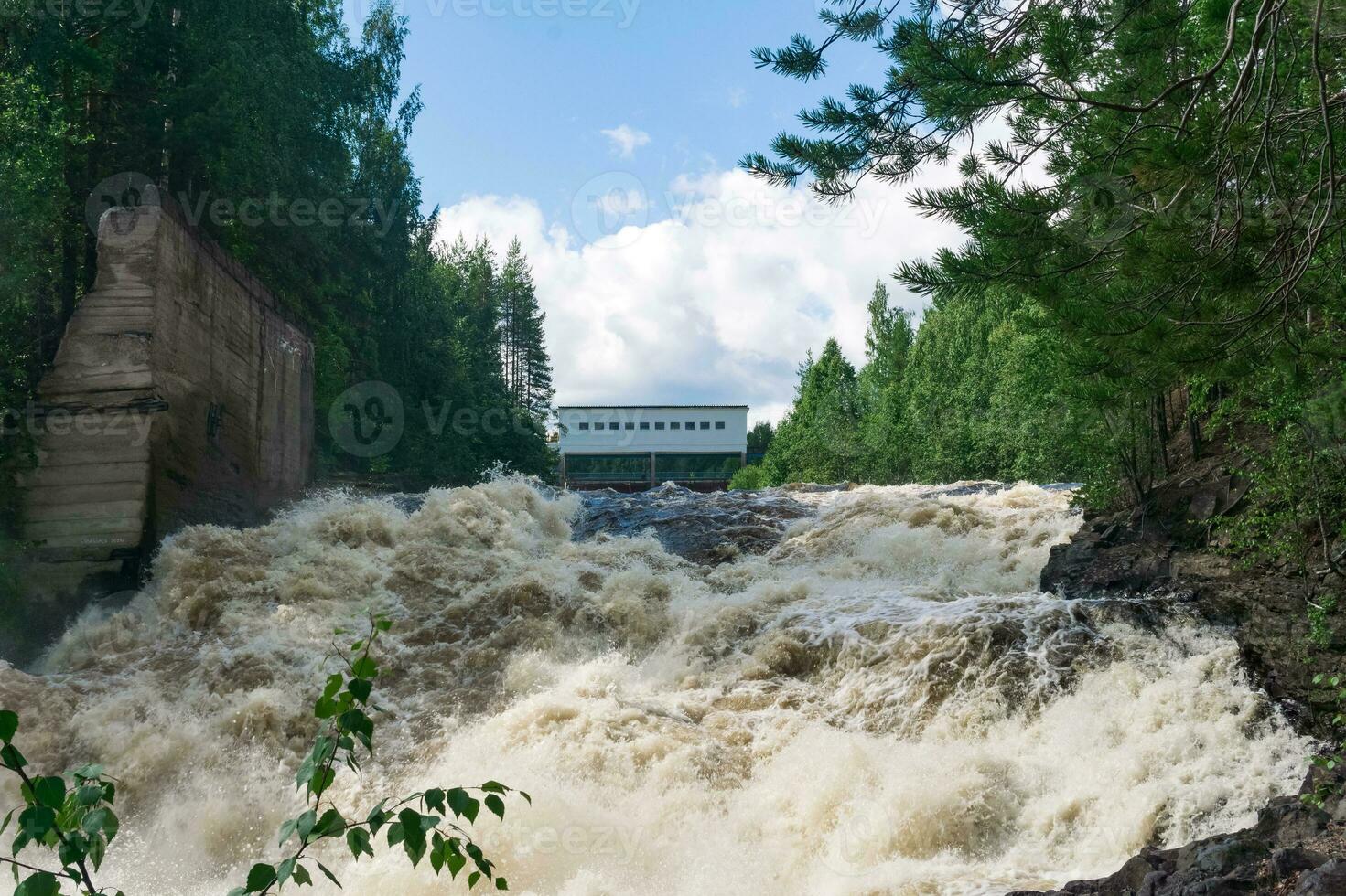 cascata durante aberto fechaduras para parado descarga do água às uma pequeno hidroelétrica poder estação foto