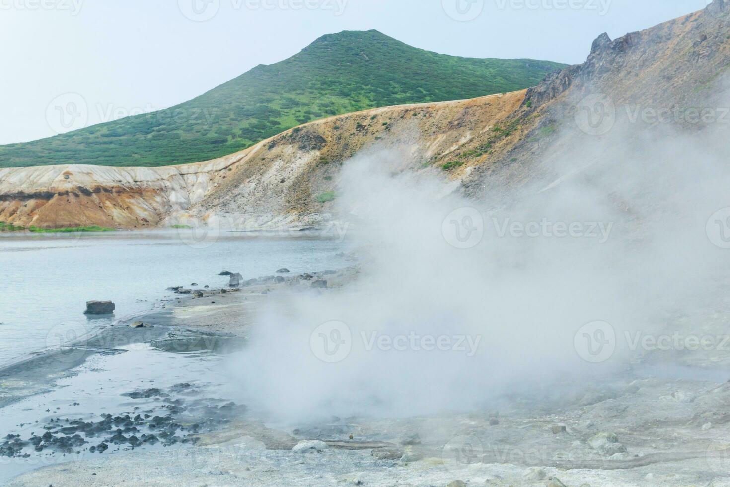 ebulição e vapor hidrotérmico saída em a costa do a quente lago dentro a caldeira do a Golovnin vulcão em a ilha do kunashir foto