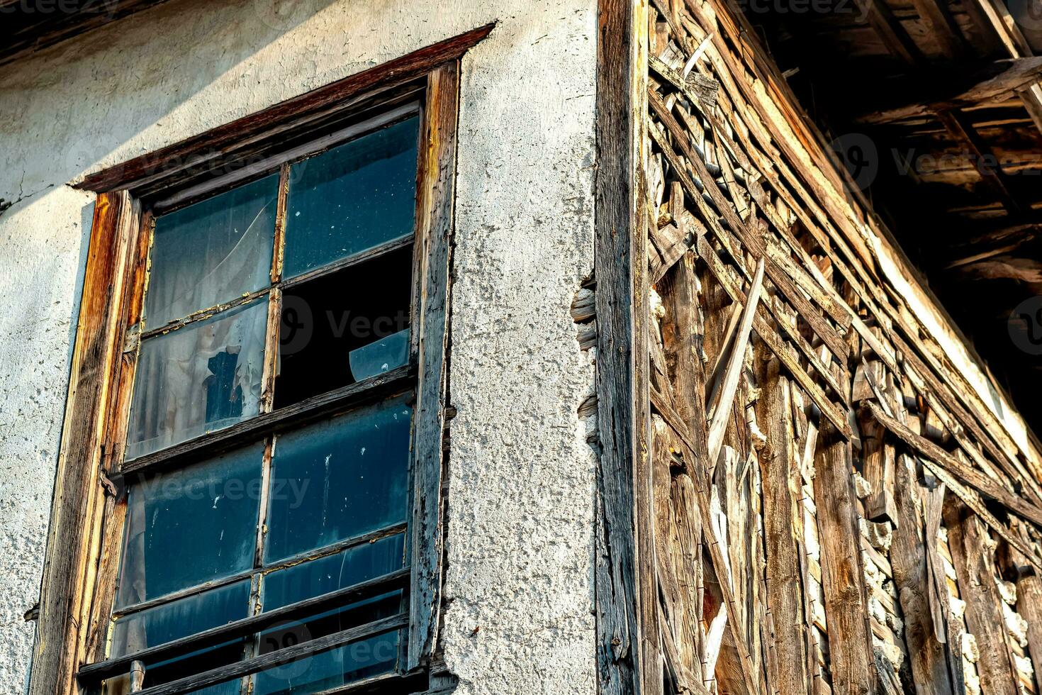 velho abandonado de madeira casa com quebrado vidro, fragmento foto