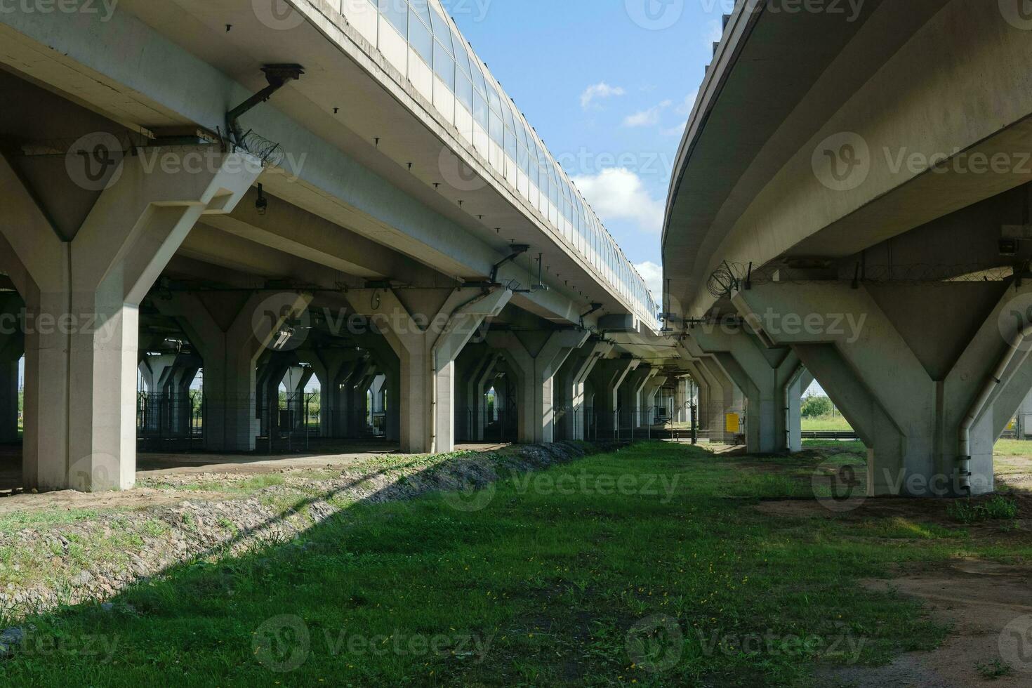 estrada junção em viadutos acima a encalhado foto