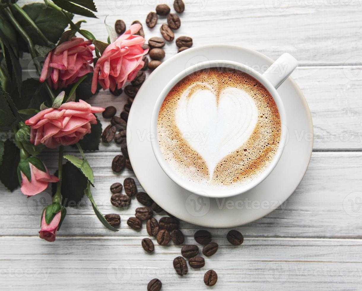 uma xícara de café com padrão de coração foto