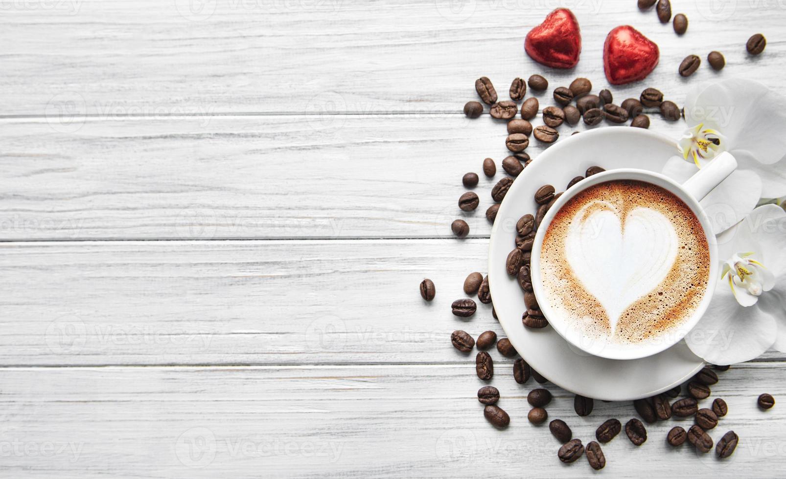 uma xícara de café com padrão de coração foto