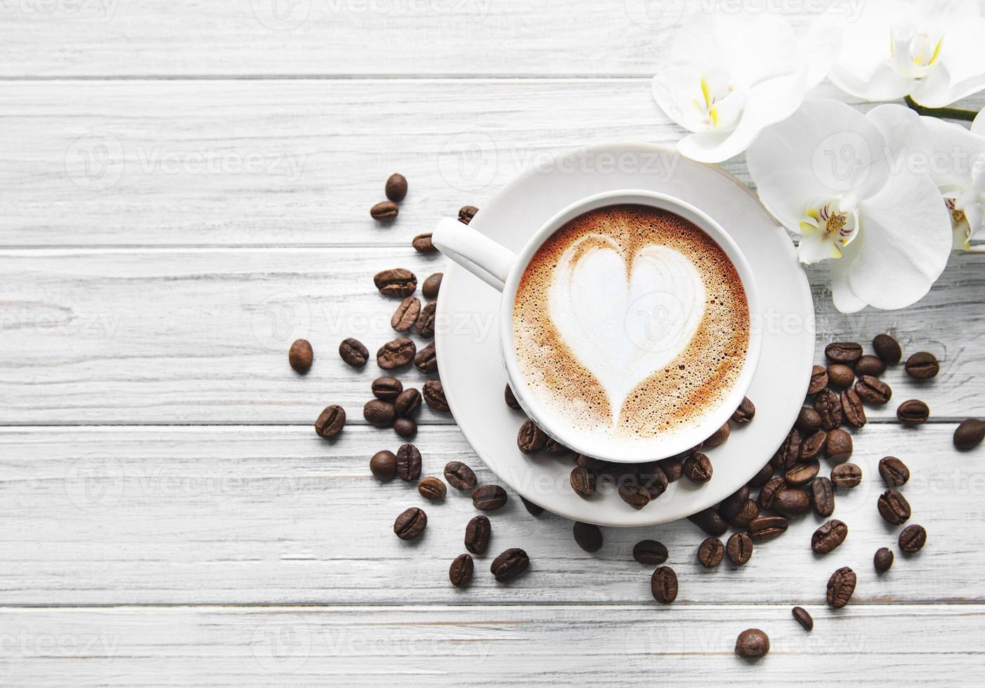 uma xícara de café com padrão de coração foto