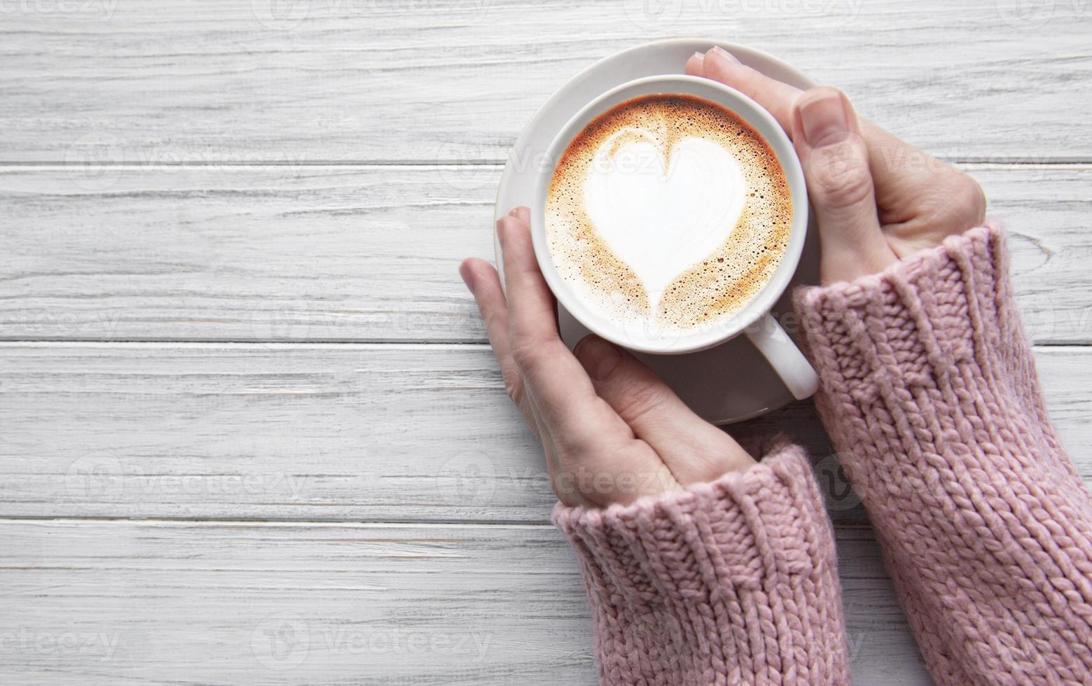 mulher segurando a xícara de café foto