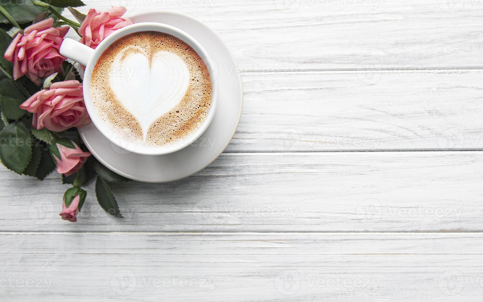 uma xícara de café com padrão de coração foto