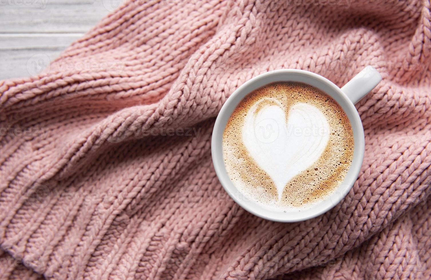 uma xícara de café com padrão de coração foto