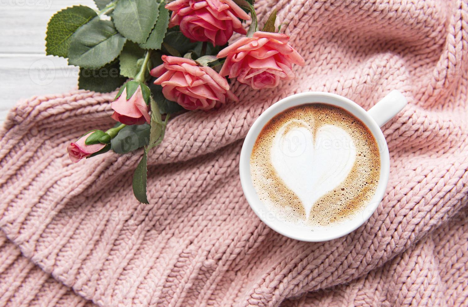 uma xícara de café com padrão de coração foto