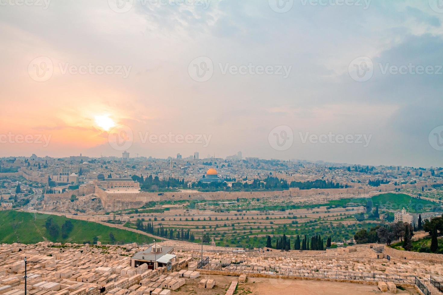 vista panorâmica da cidade velha de jerusalém e do monte do templo durante um pôr do sol colorido dramático foto