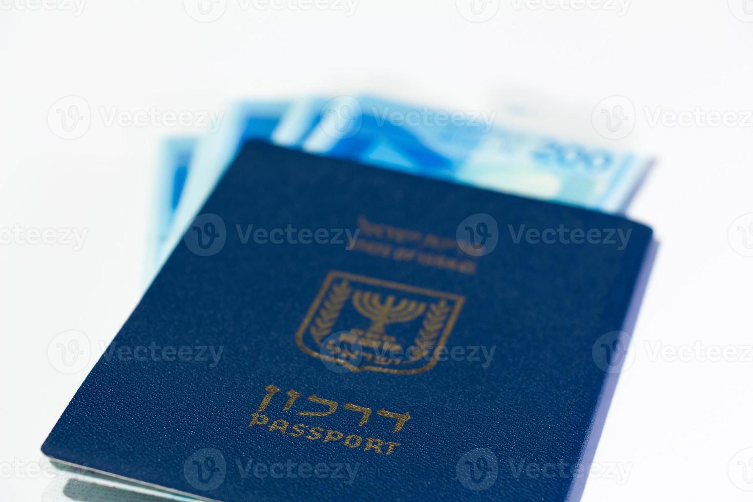 pilha de notas de dinheiro israelense de 200 shekel e passaporte israelense foto