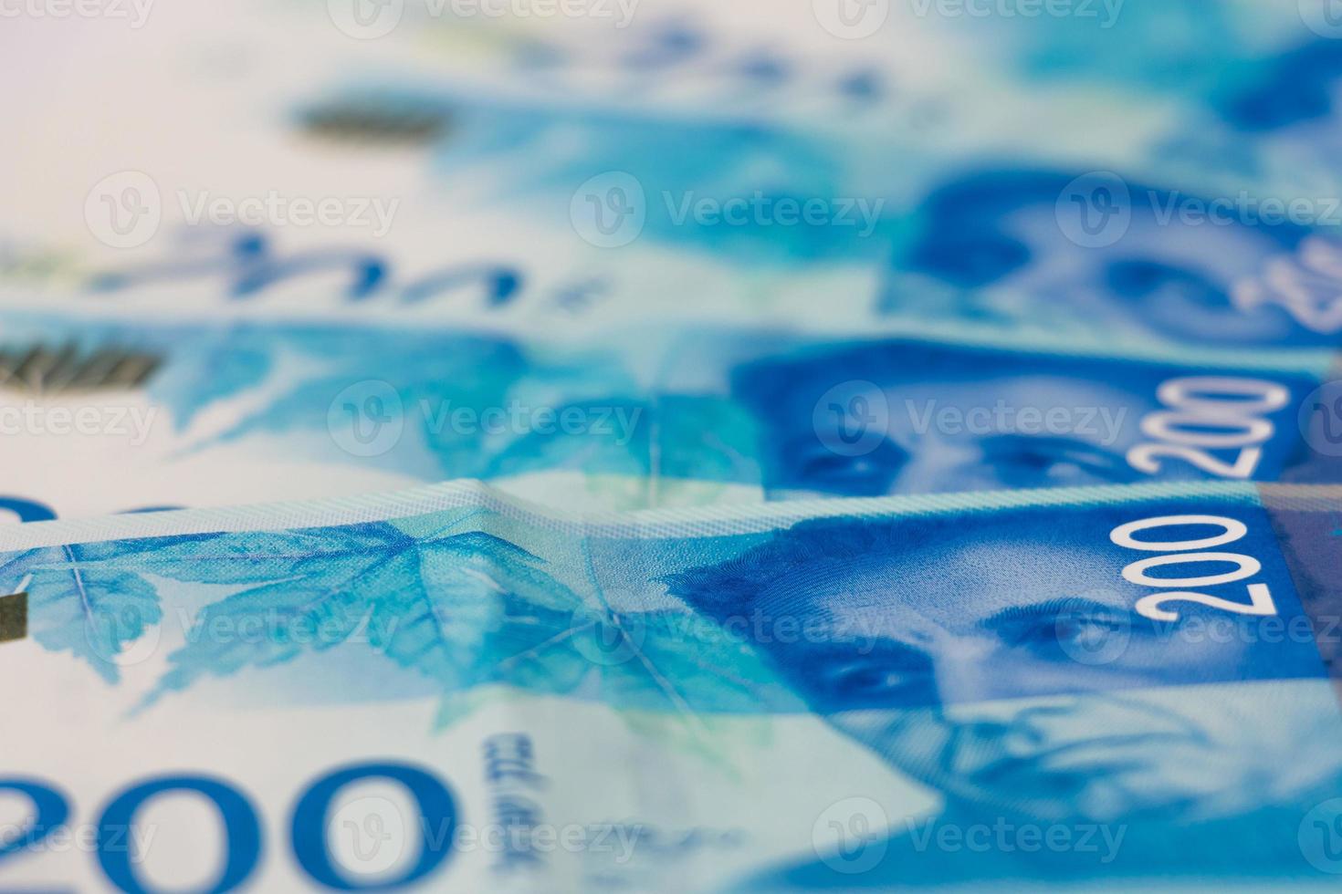 pilha de notas de dinheiro israelenses de 200 shekel foto