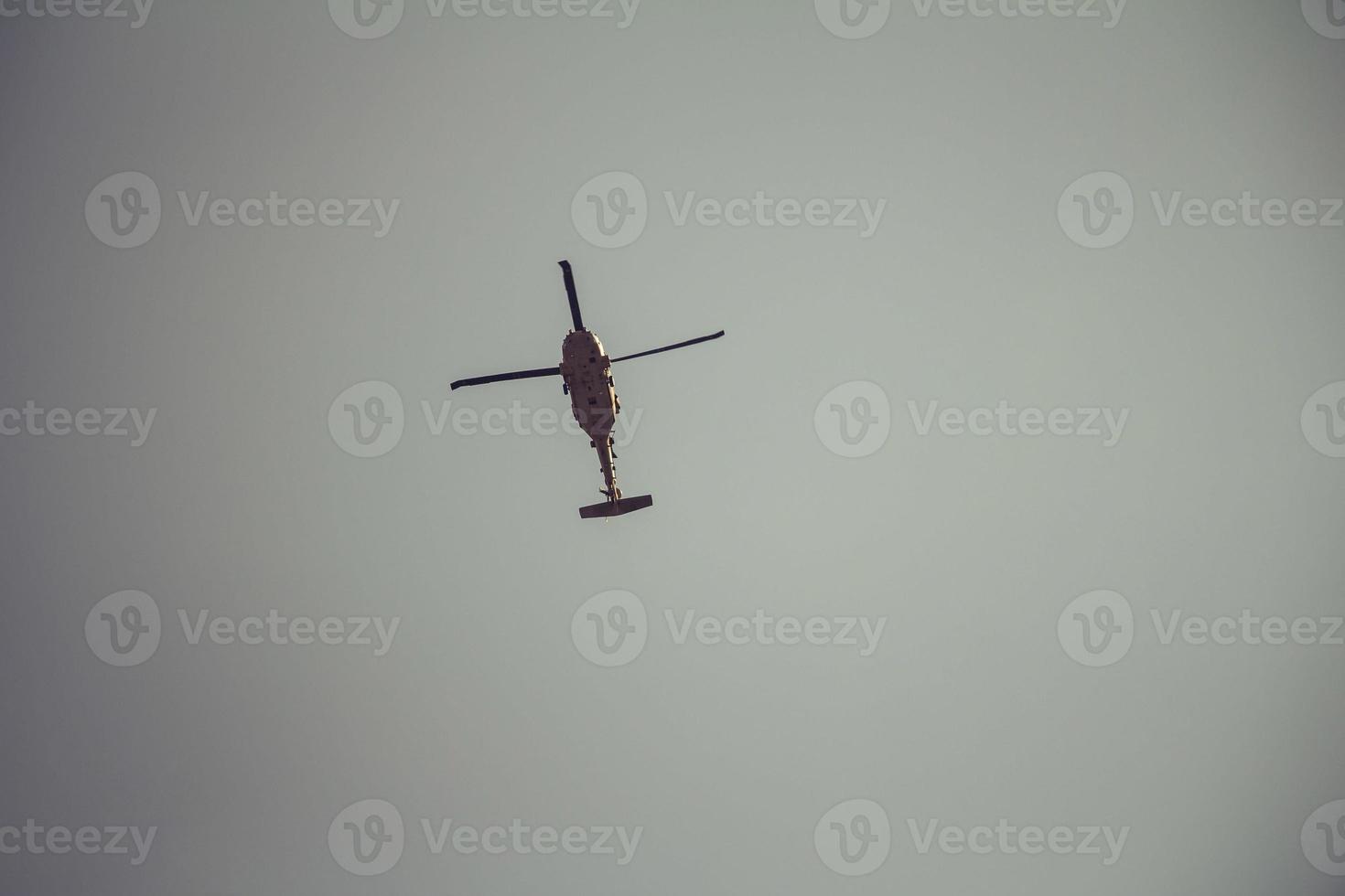 helicóptero militar israelense uh-60 black hawk voando no céu foto