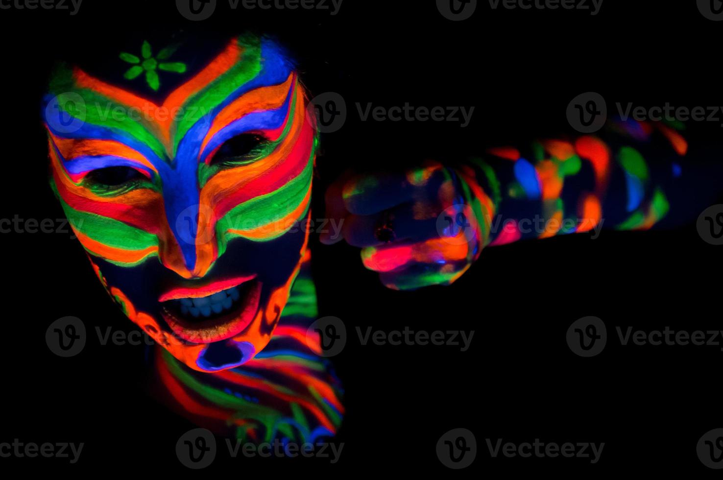 mulher com arte de maquiagem de pó uv fluorescente brilhante foto