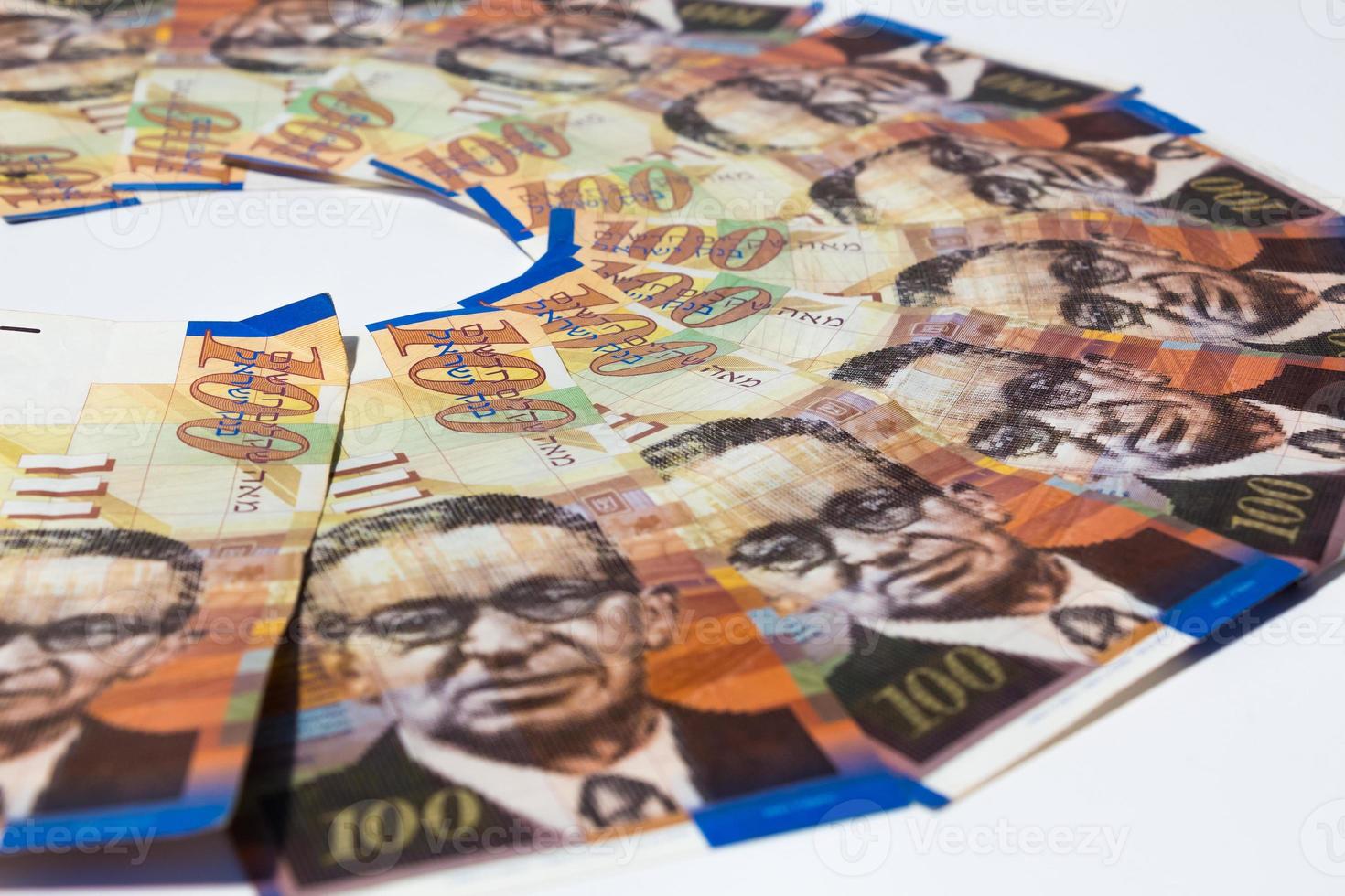 pilha de notas de dinheiro israelenses de 100 shekel foto
