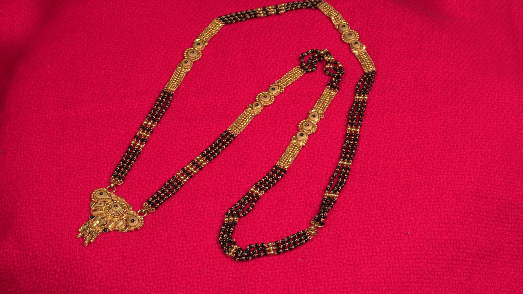 mangalsutra ou colar de ouro para usar por uma mulher hindu casada, arranjado com um lindo fundo. joalharia tradicional indiana. foto