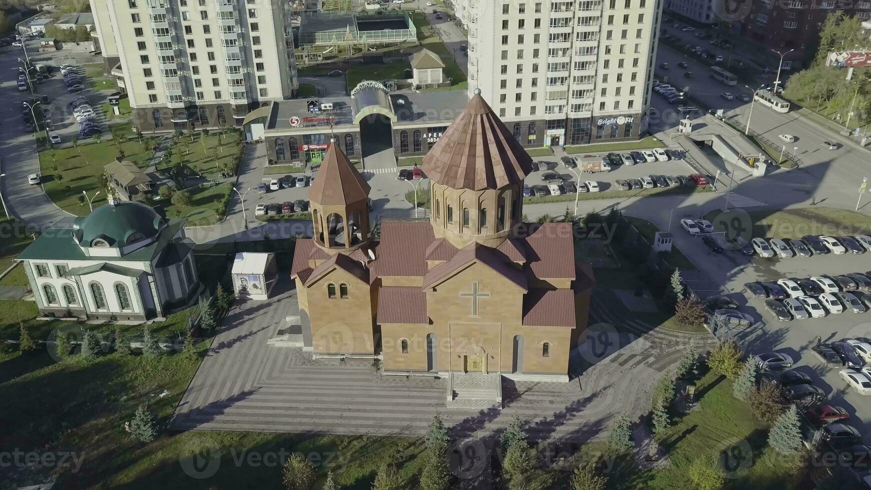 topo Visão do a cidade igreja. vídeo. moderno Igreja dentro a cidade perto residencial edifícios foto