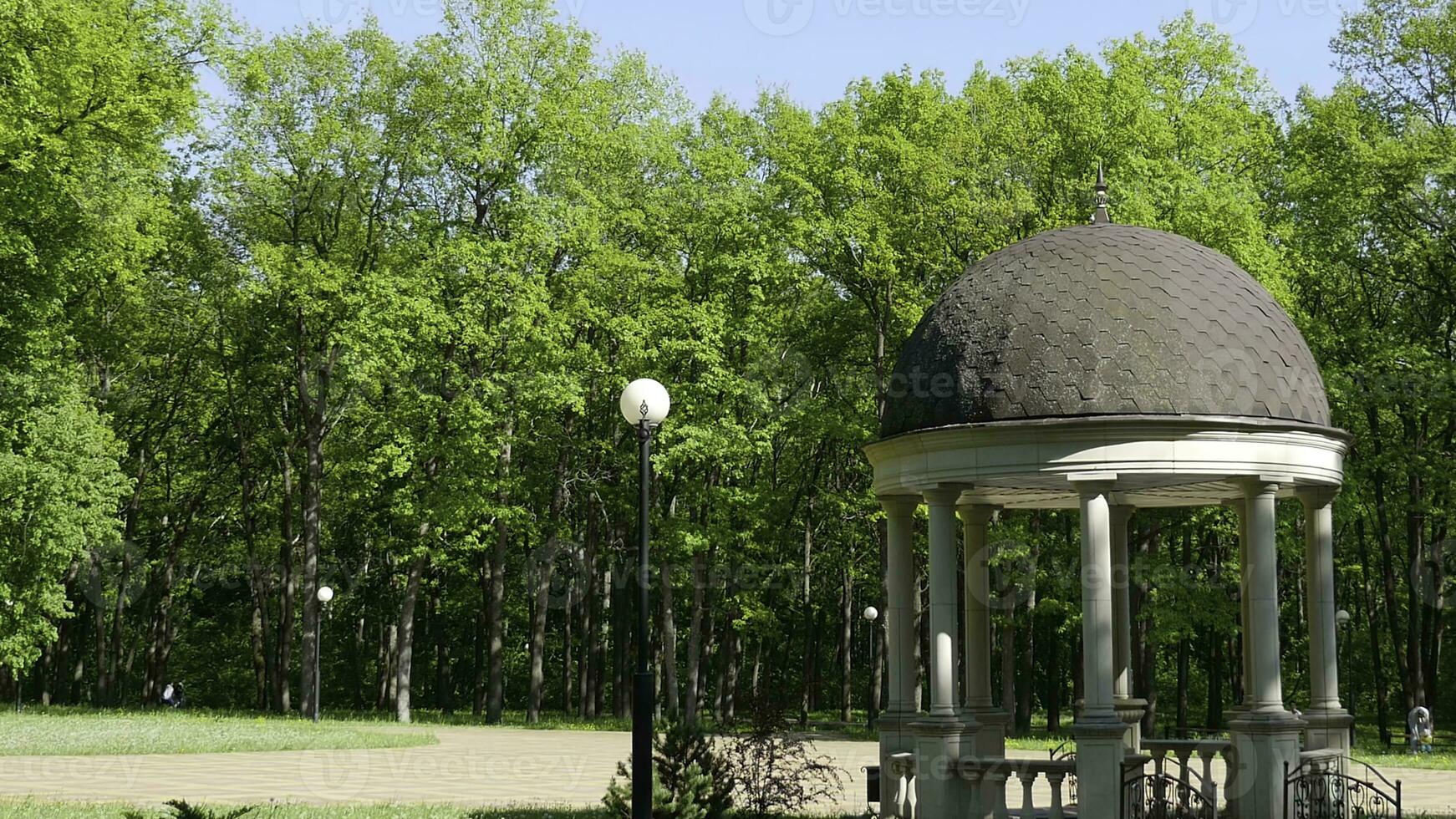 lindo gazebo dentro outono parque. luxo ornamentado gazebo dentro uma Primavera parque foto