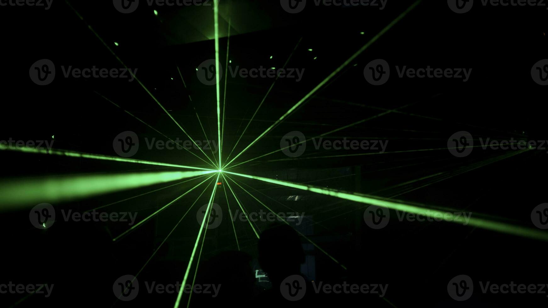 clube juventude Festa. grampo. verde laser feixes em a luz de fundo Próximo para a dj e dançando pessoas. foto