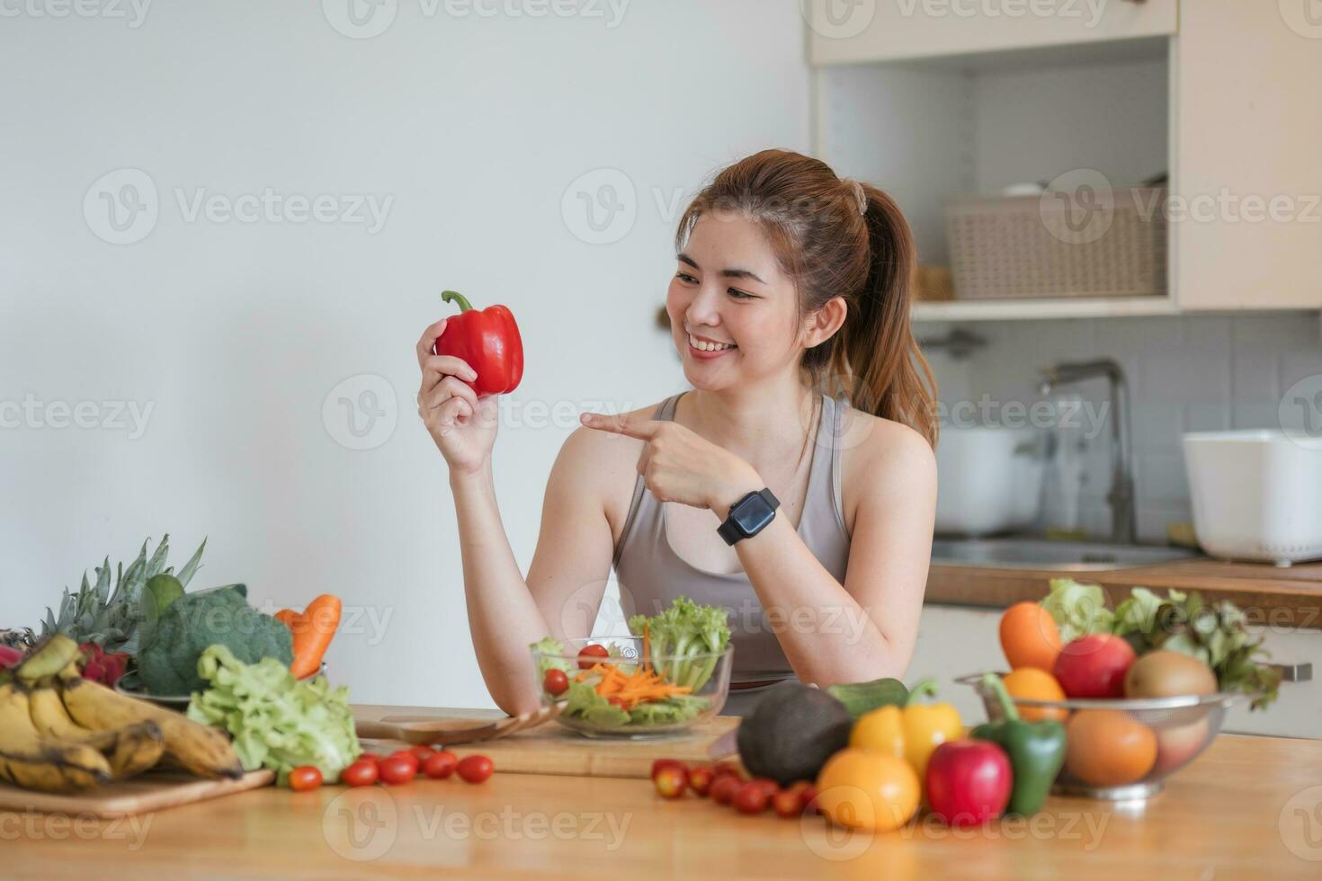 desportivo jovem mulher é preparando saudável Comida em luz cozinha. saudável Comida conceito. foto