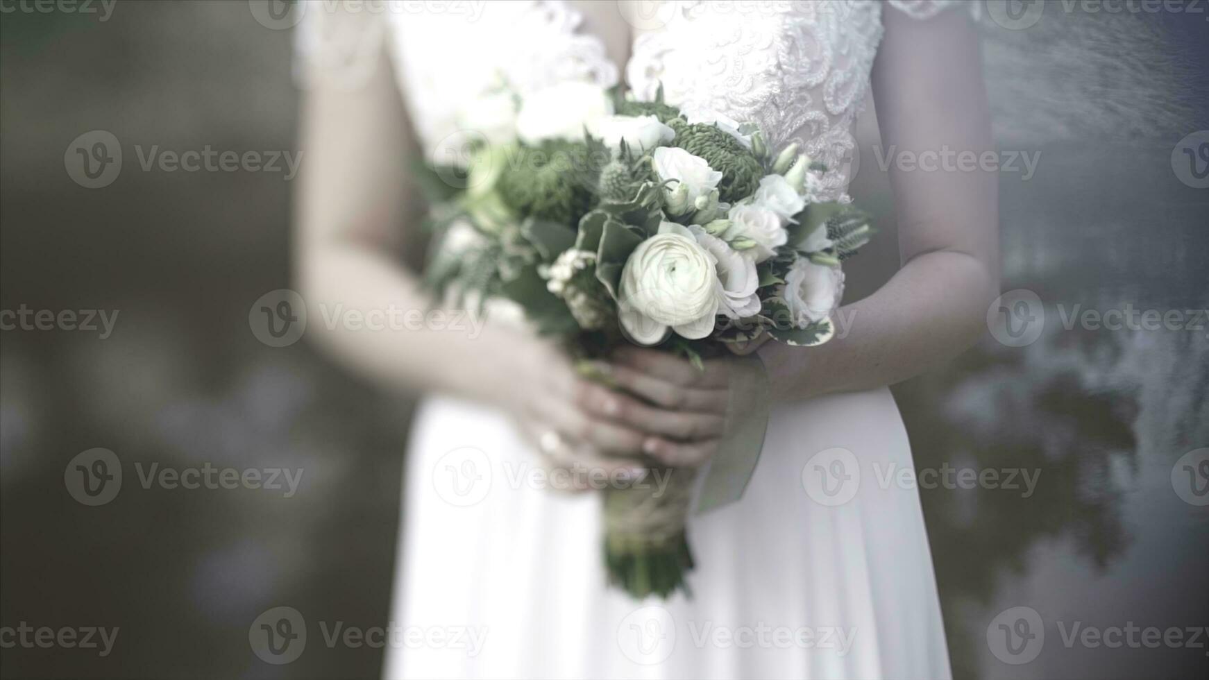 lindo ramalhete do diferente cores dentro a mãos do a noiva dentro uma branco vestir. noiva dentro branco vestir com ramalhete. mulher detém Casamento ramalhete. Casamento foto