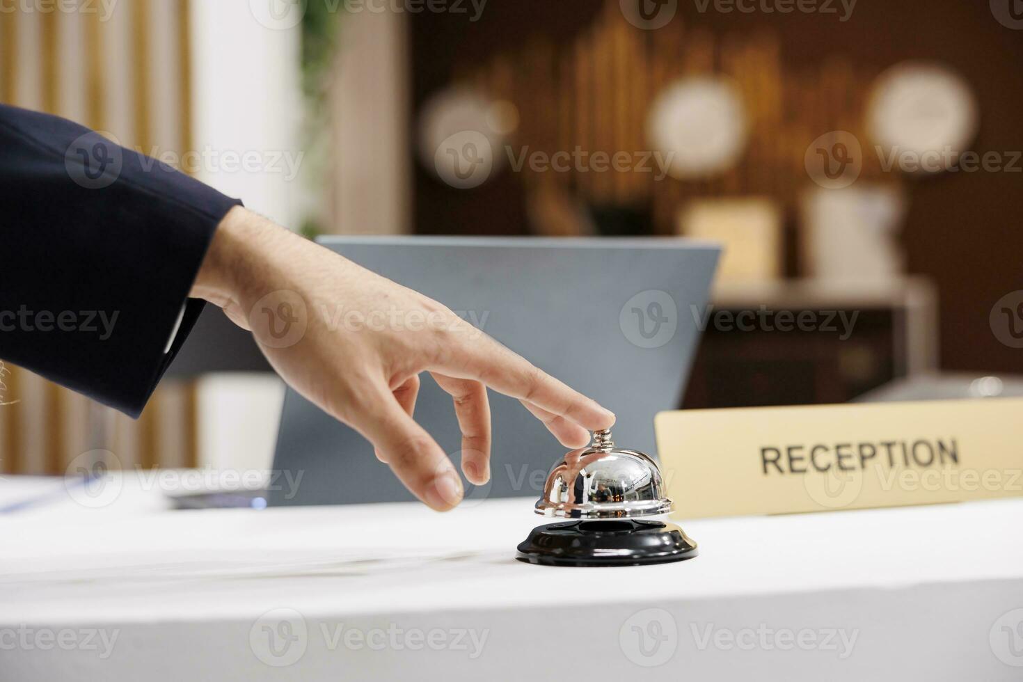 o negócio viajante argolas serviço Sino às recepção contador, chamando para empregados assistência depois de A chegar às luxo hotel. homem de negocios usando Sino às frente mesa, pronto para Verifica em. fechar acima. foto