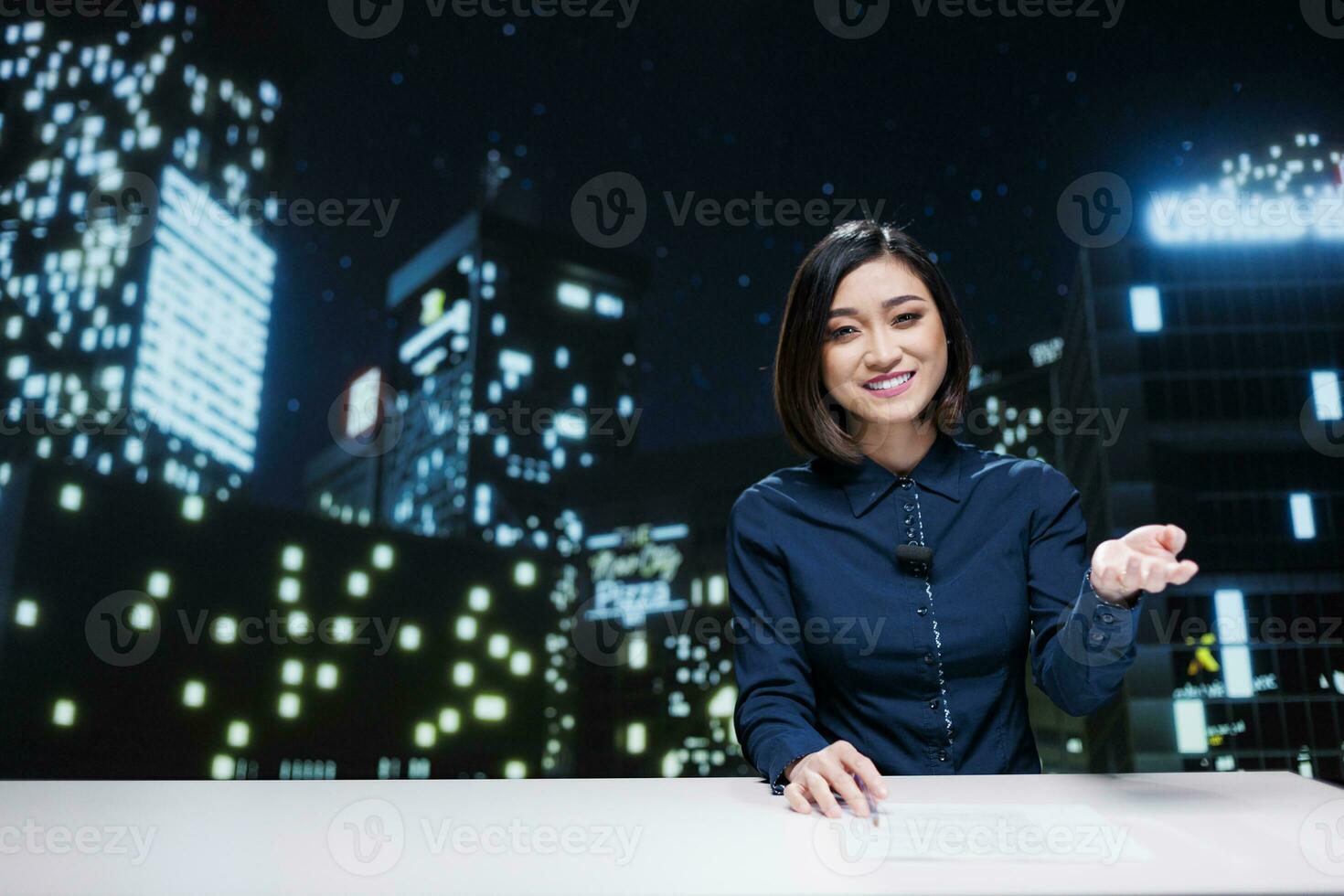 apresentador indo viver em transmissão para aberto notícia segmento para internacional televisão programa, usando manchetes a partir de meios de comunicação saídas. ásia repórter hospedagem noite mostrar para conversa sobre eventos. foto