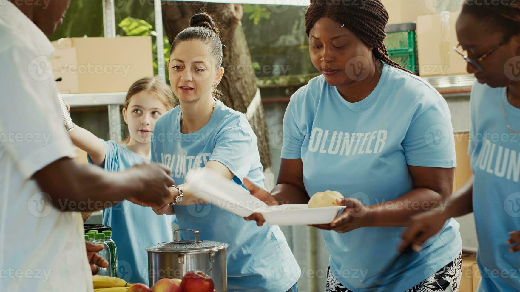 sem teto e refugiado abrigo recebe doações e distribui para carente com Socorro a partir de humanitário ajuda organização. às sem fins lucrativos Comida banco, fêmea voluntários compartilhar livre refeições para Menos privilegiado. foto