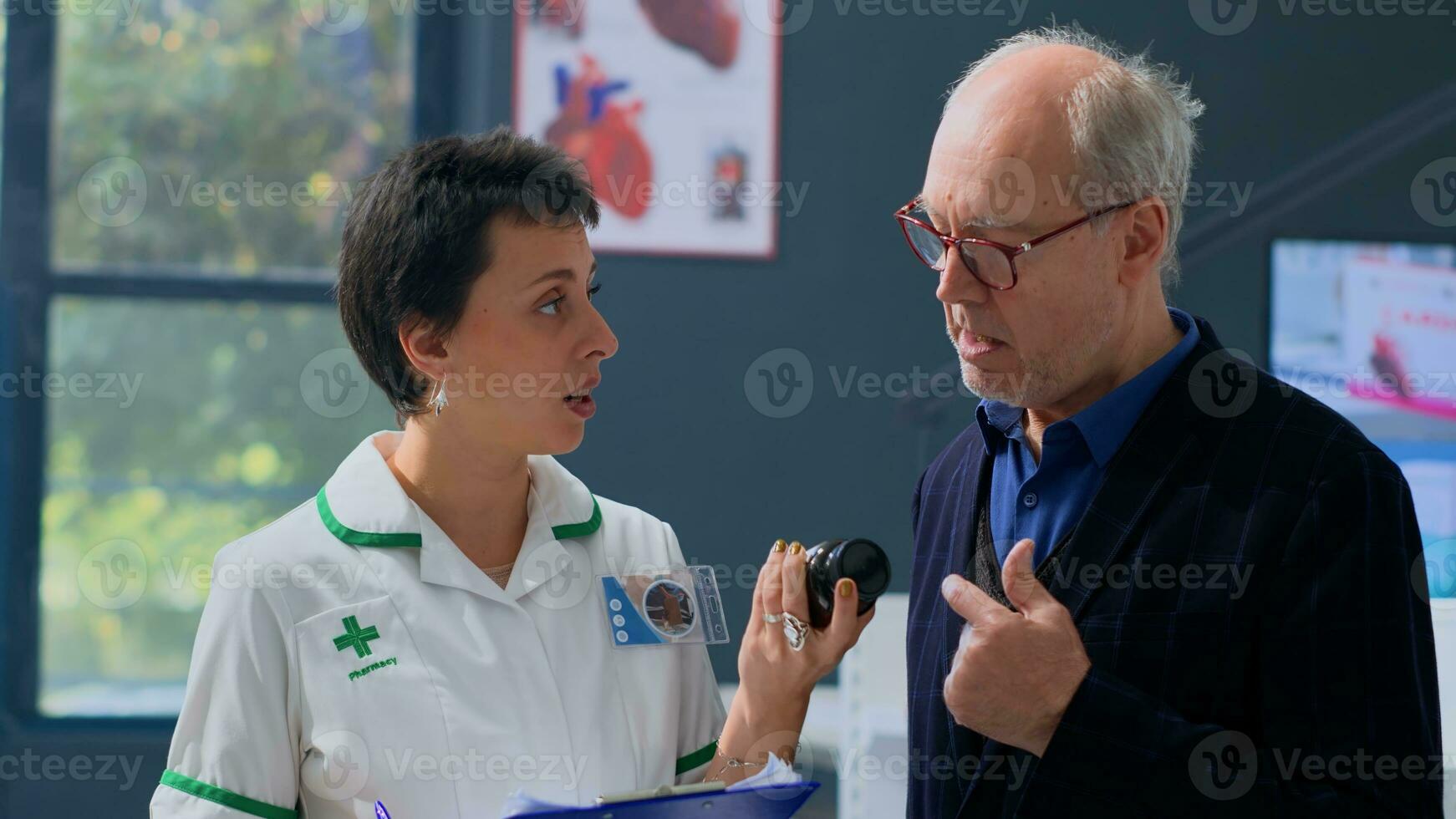 envelhecido cliente dentro precisar do prescrição drogas informações dentro boticário, Perguntando farmacêutico verificação medicinal produtos inventário. farmacia especialista ajudando octogenário cliente com adendo foto