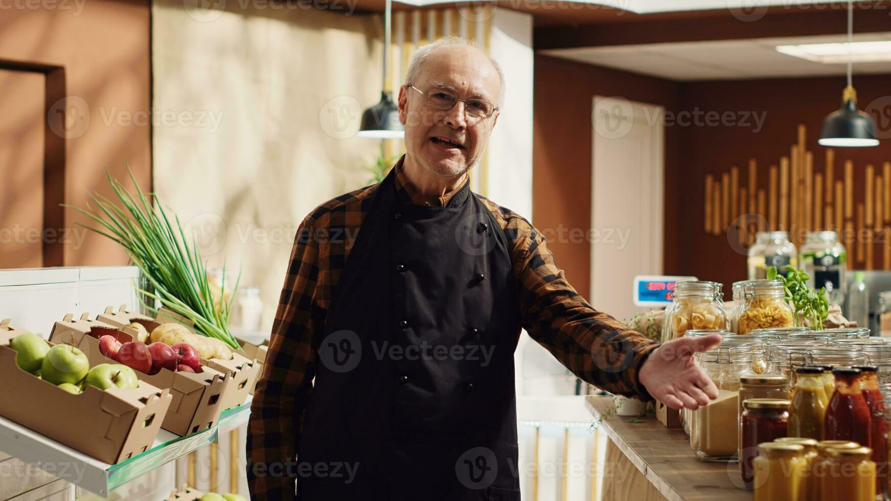 zero desperdício supermercado idosos lojista participa dentro televisão mostrar segmento promovendo saudável Comida e sustentável estilos de vida. local Vizinhança loja fornecedor dentro frente do Câmera mostrando saudável produzir foto