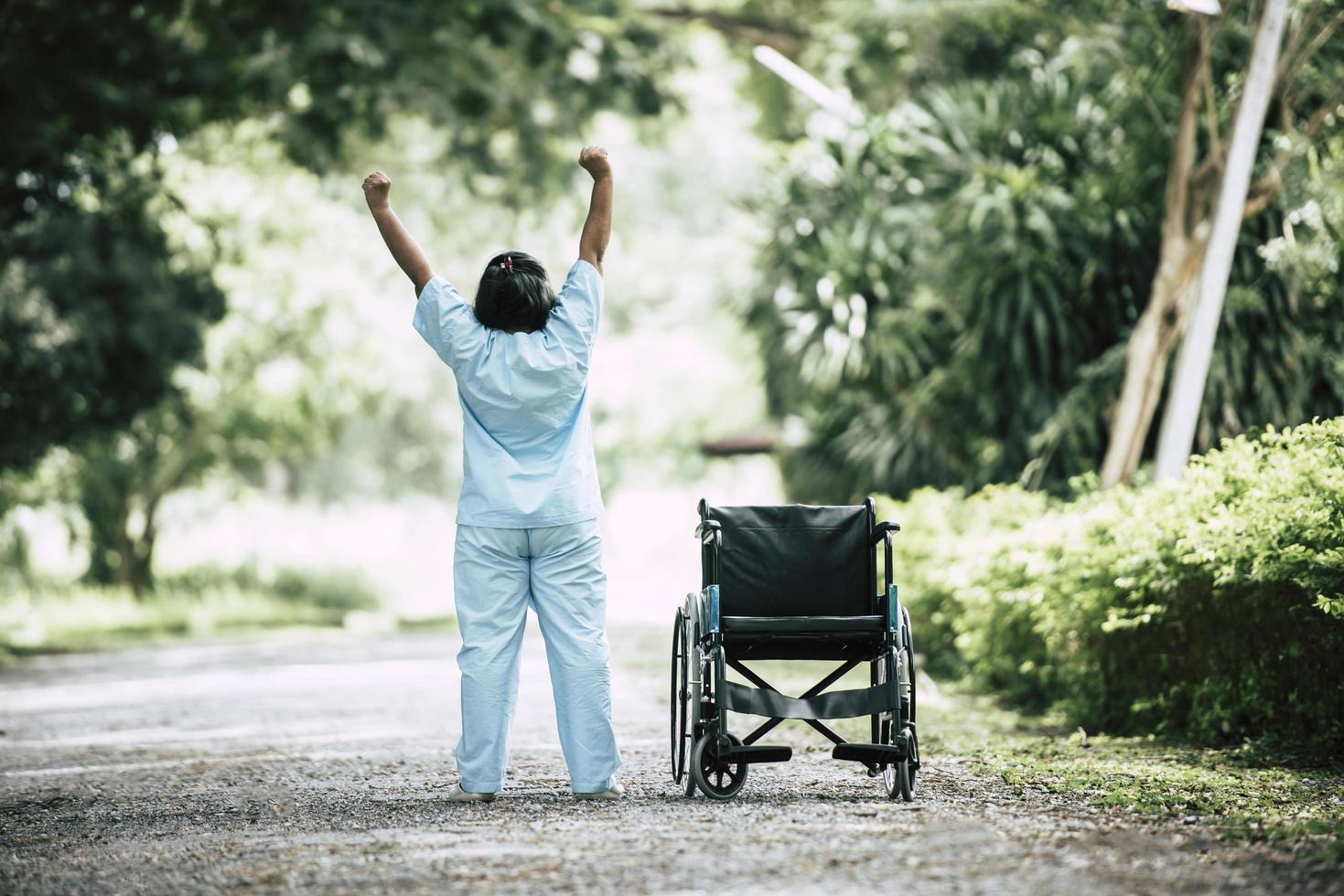 fisioterapia mulher sênior com cadeira de rodas no parque foto